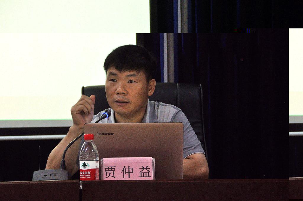 圖為賈仲益教授講話